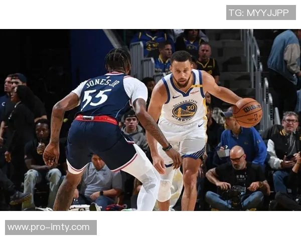 库里透露上半场扭伤脚踝情况不严重期待尽快恢复状态